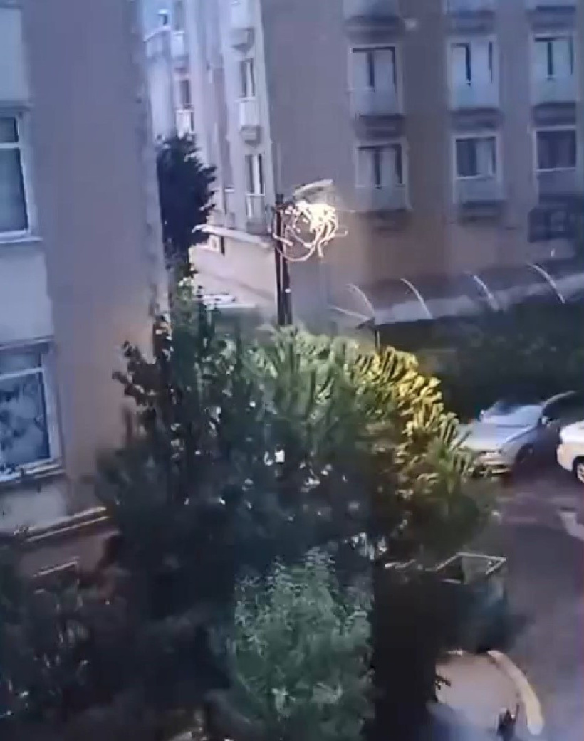 Meteoroloji'den kritik uyarı geldi: İstanbul'da gece yarısı şimşekler çaktı, sağanak vurdu - Fotoğraf: 2