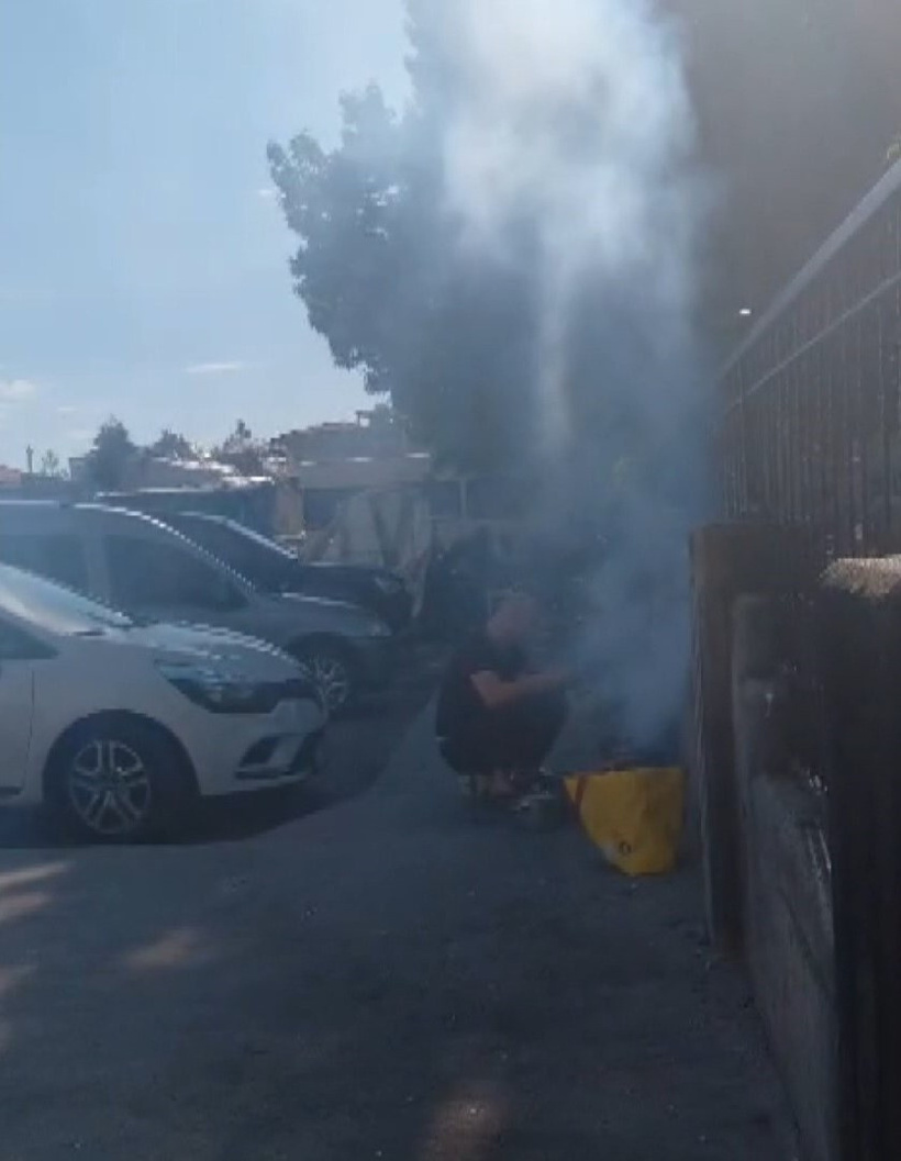 Pendik'te kaydedilen görüntüler pes dedirtti: Kaldırımda mangal yaktılar - Resim : 2