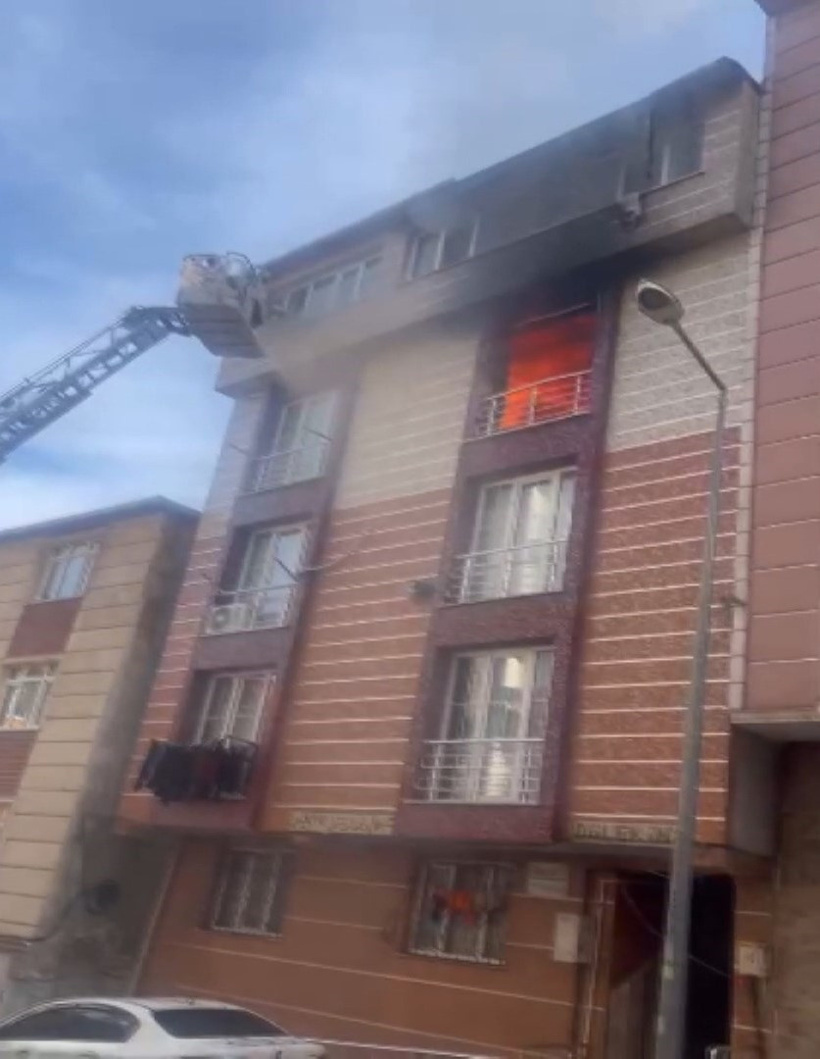 Esenyurt'ta yangın! 1 bebek ve 2 çocuk alevlerden böyle kurtarıldı - Resim : 1
