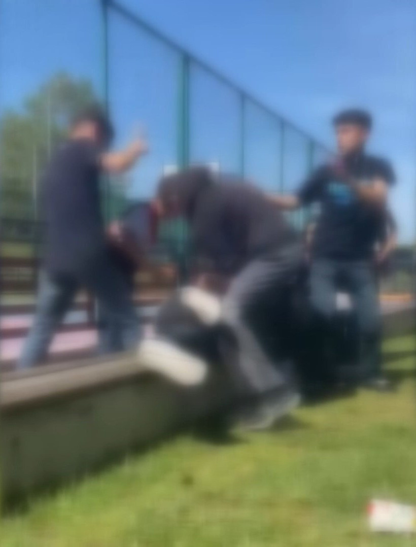 Bir grup çocuk sınıf arkadaşlarını öldüresiye dövdü! O anlarda kameralar kayıttaydı - Resim : 3