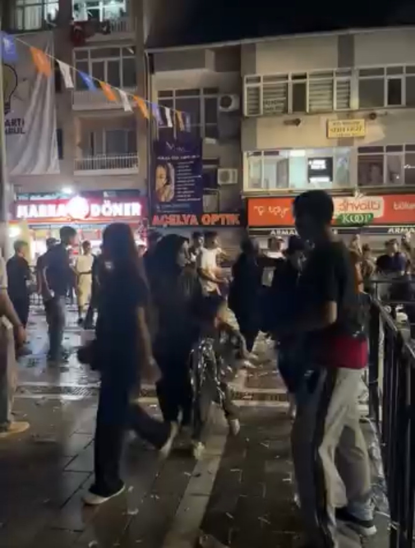 Ünlü rapçinin konserinde ortalık bir anda karıştı! Beyoğlu’nda tekme ve yumruklar havada uçuştu - Resim : 6