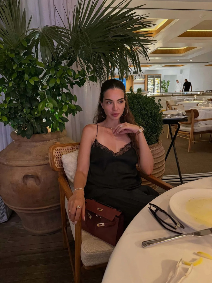 Melisa Aslı Pamuk’un 'yürüyen servet' pozu! Tek karede milyonlar havada uçuştu - Fotoğraf: 4