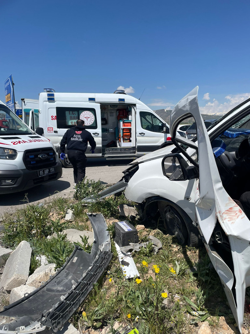 Van'da feci kaza! 4 ölü 2 yaralı - Resim : 3