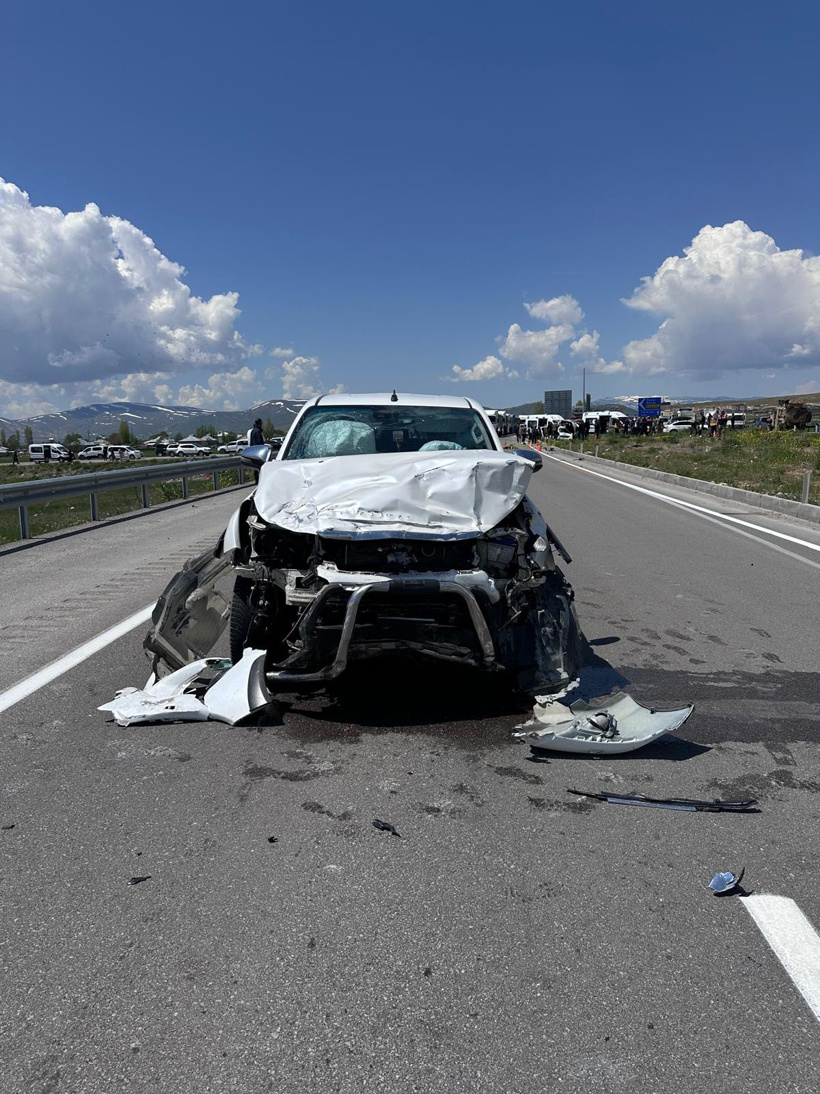 Van'da feci kaza! 4 ölü 2 yaralı - Resim : 1