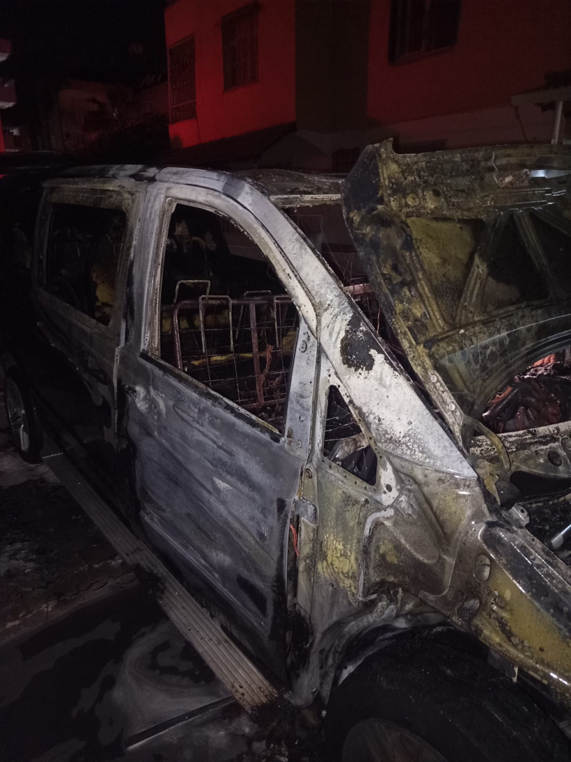 Gece yarısı alevleri görenler itfaiyeyi aradı: Park halindeki otomobil alev alev yandı! - Resim : 2