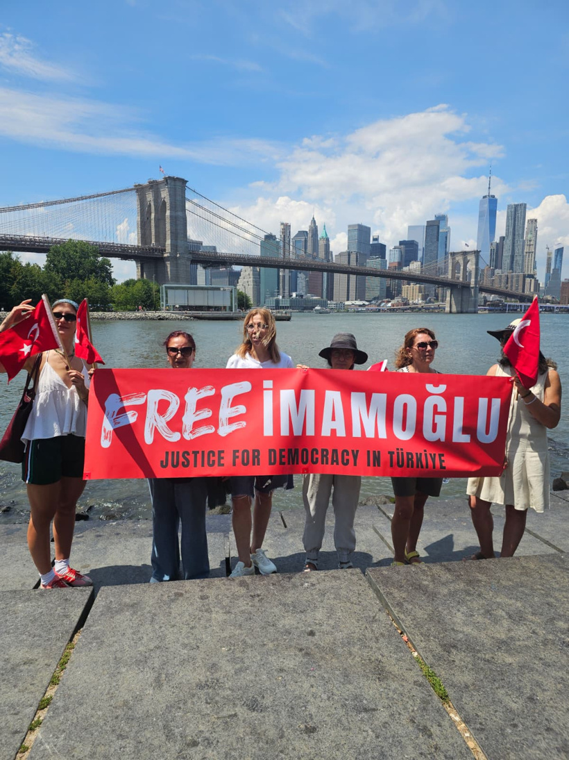 İmamoğlu'nun tutukluluğunun 500. günü dünyaca ünlü New York meydanında protesto edildi - Resim : 1