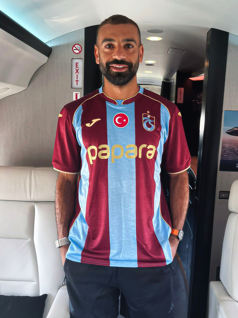 Salah uçakta Trabzonspor formasını giydi: İlk sözleri "Bize her yer Trabzon" oldu - Resim : 1