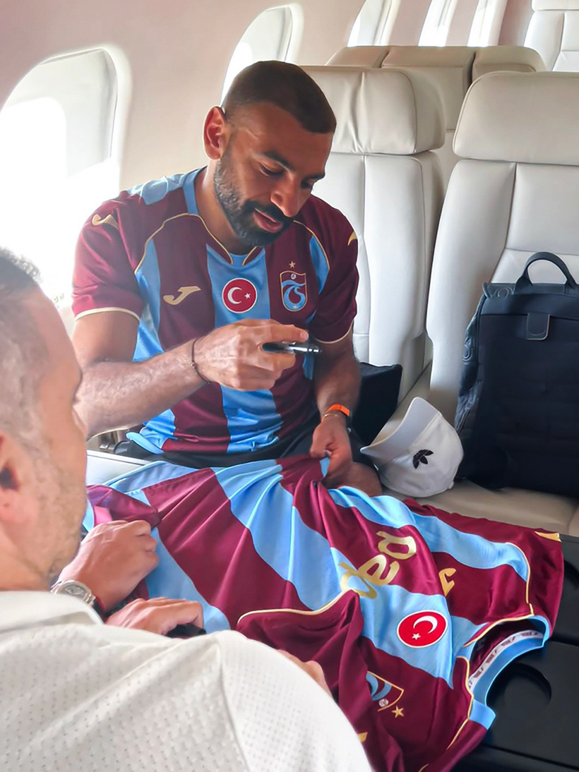 Salah uçakta Trabzonspor formasını giydi: İlk sözleri "Bize her yer Trabzon" oldu - Resim : 2