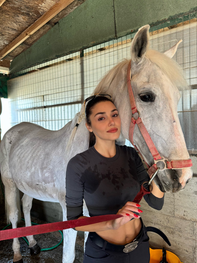 Oyuncu Hande Erçel kaybettiği dostuna böyle veda etti - Resim : 3