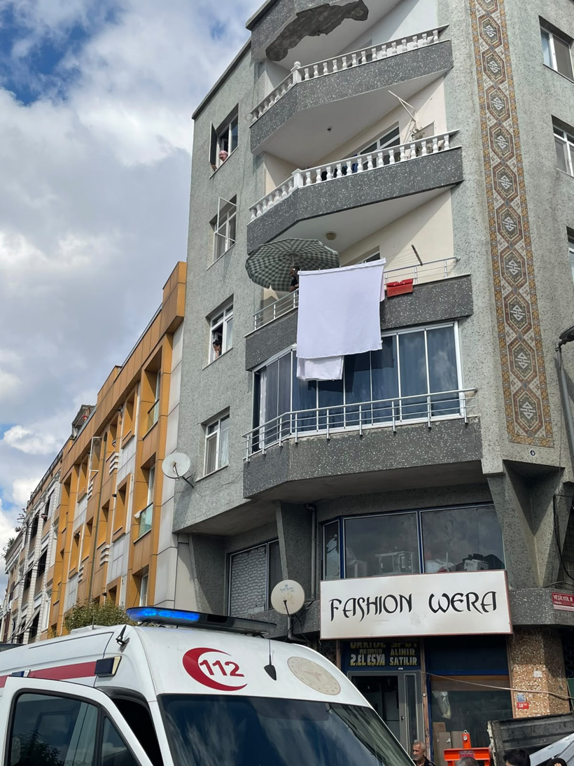 Zeytinburnu'nda kahreden olay! Temizlik yaparken 5'inci kattan düşen kadın öldü - Resim : 3