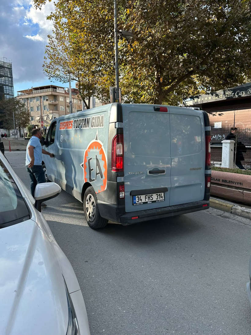 Ters yönden gittiği için kendisini uyaran esnafa 'Buranın emniyet müdürü sen misin?' dedi - Resim : 1