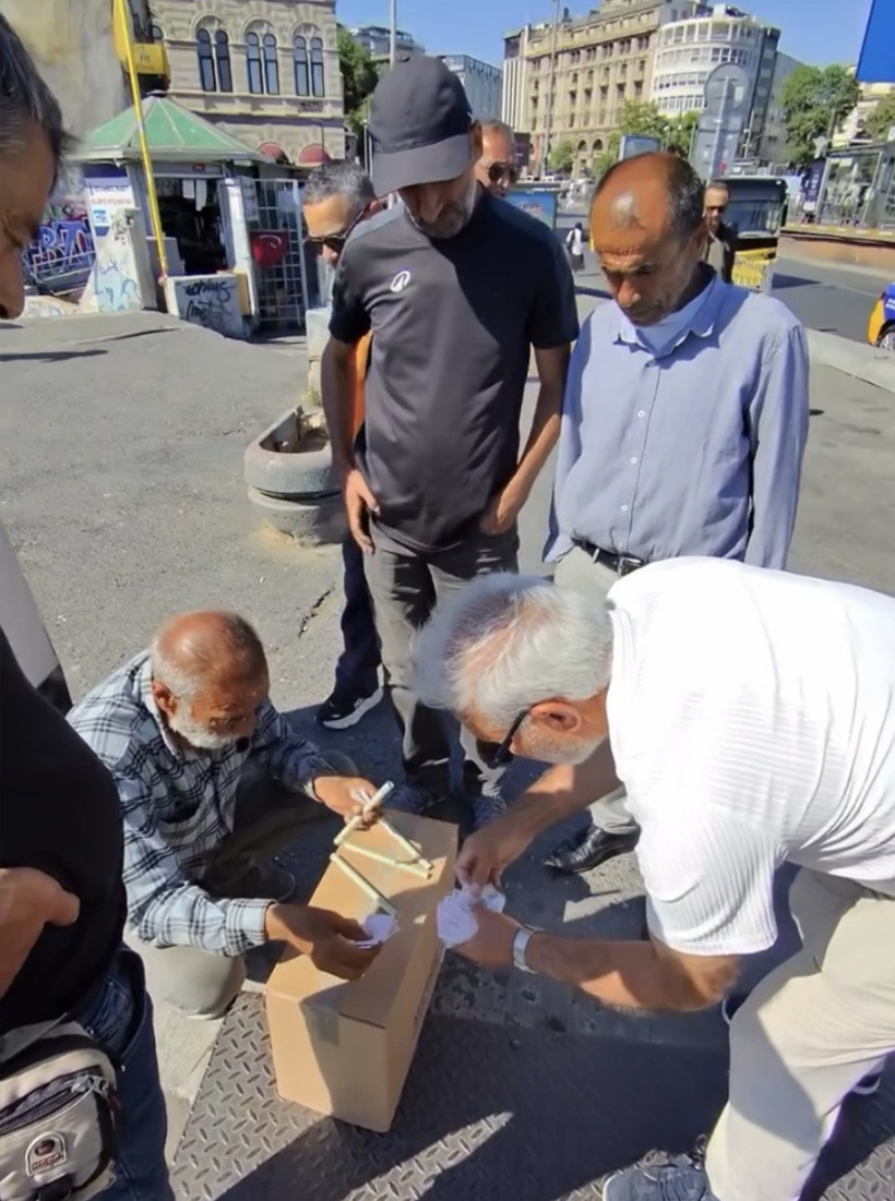 Seksenlerin kumarcısı Galata Köprüsü’nde yakalandı! Turistten "money" diyerek euro istedi - Resim : 5