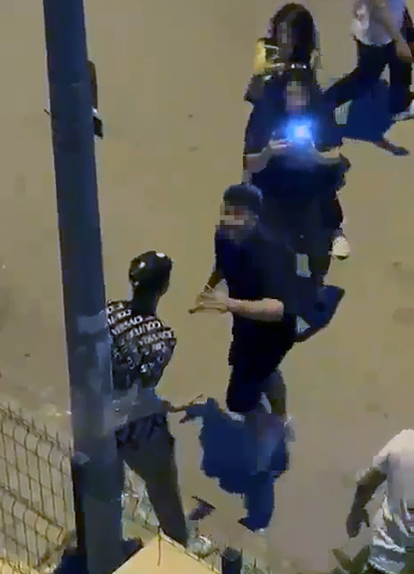 Direğe streçle bağlayıp un ve yumurta attılar! Akran zorbalığının böylesi - Resim : 6