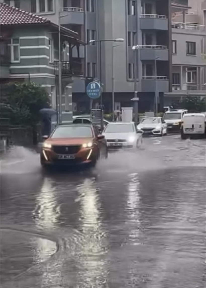 Ağustos sıcağı yerini sağanağa bıraktı: Birçok ilde şiddetli yağış etkili oldu! - Resim : 1