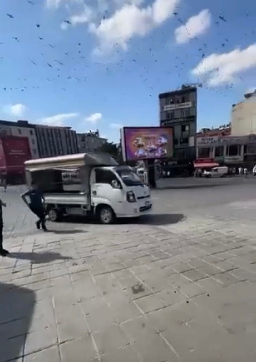 İstanbul'da cinnet anları! Polislerin üzerine kamyon sürüp bıçak çekti! O anlar kamerada - Resim : 3