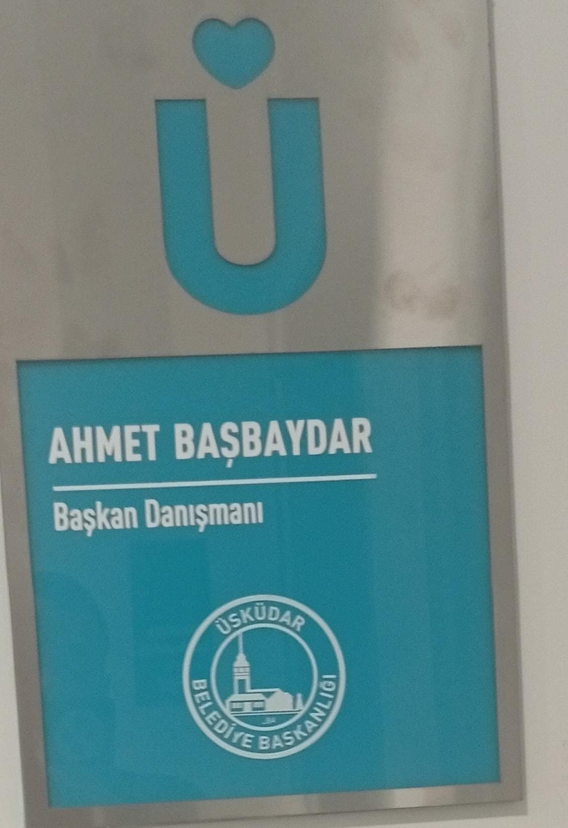 Üsküdar'da AKP'ye geçen CHP üyeleri ödüllerini olmayan başkan makamıyla aldı - Resim : 2