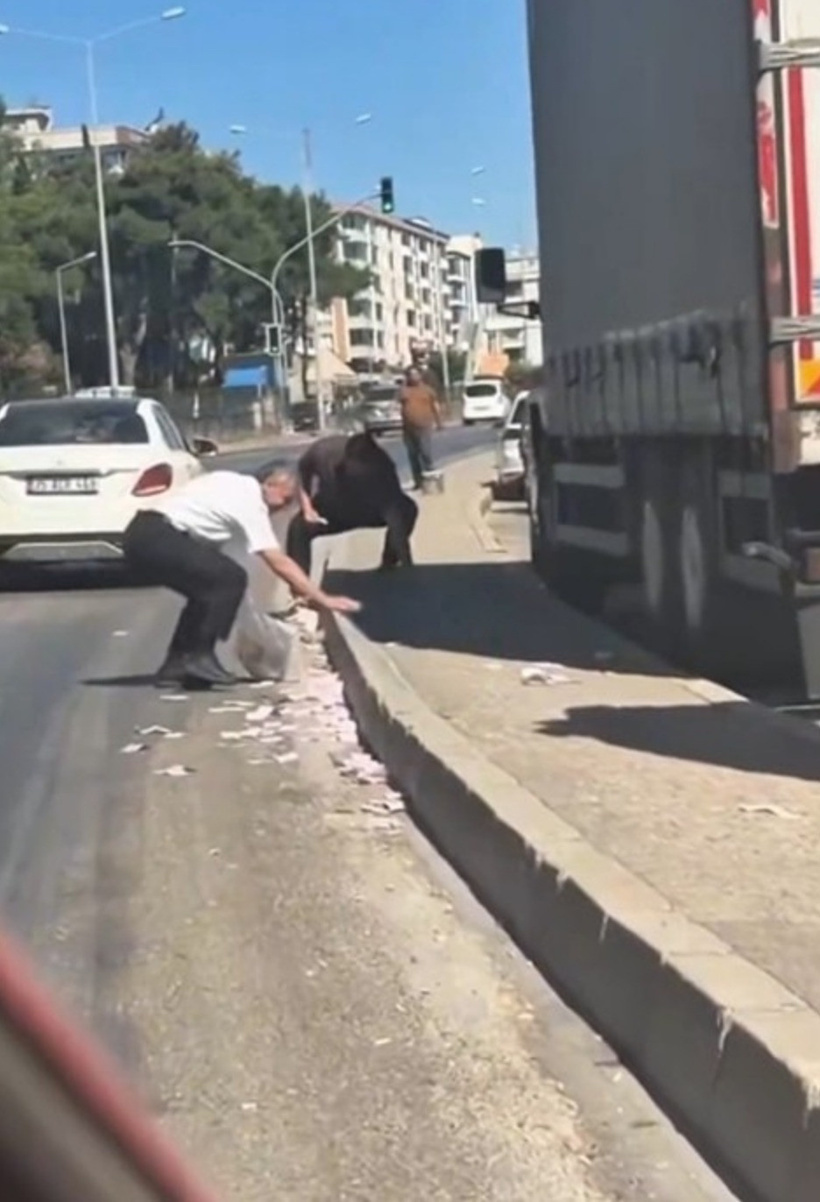 Çuvaldan saçılan paralar karayolunu karıştırdı! Sürücüler şaşkına döndü - Resim : 3