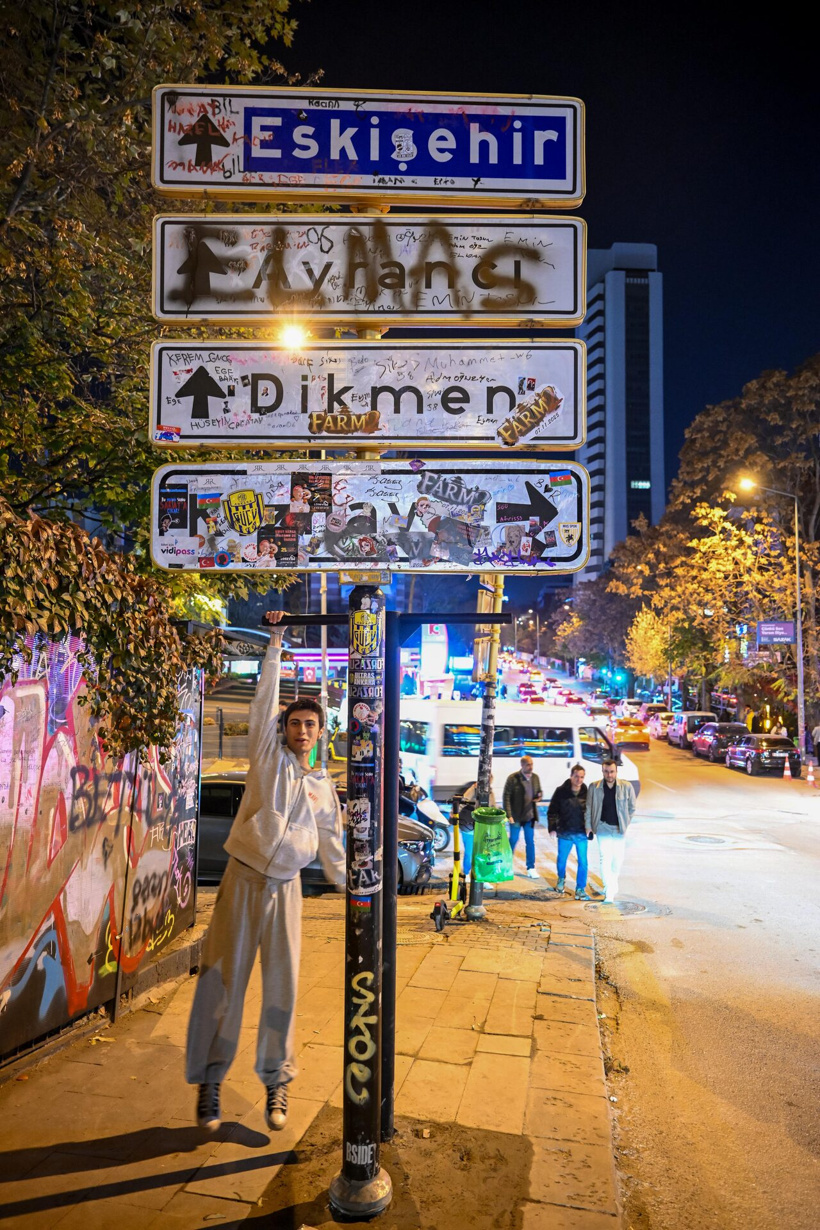 aa-20251105-39628054-39628044-ankaralilarin-kizilay-yon-tabelasina-ilgisi.jpg