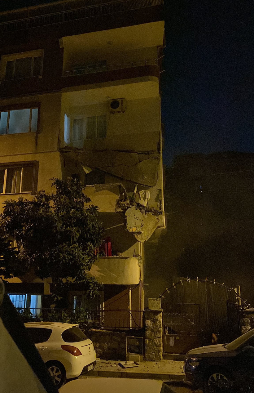 İstanbul'da 5 katlı binada çökme! Tahliye edildiler - Resim : 1