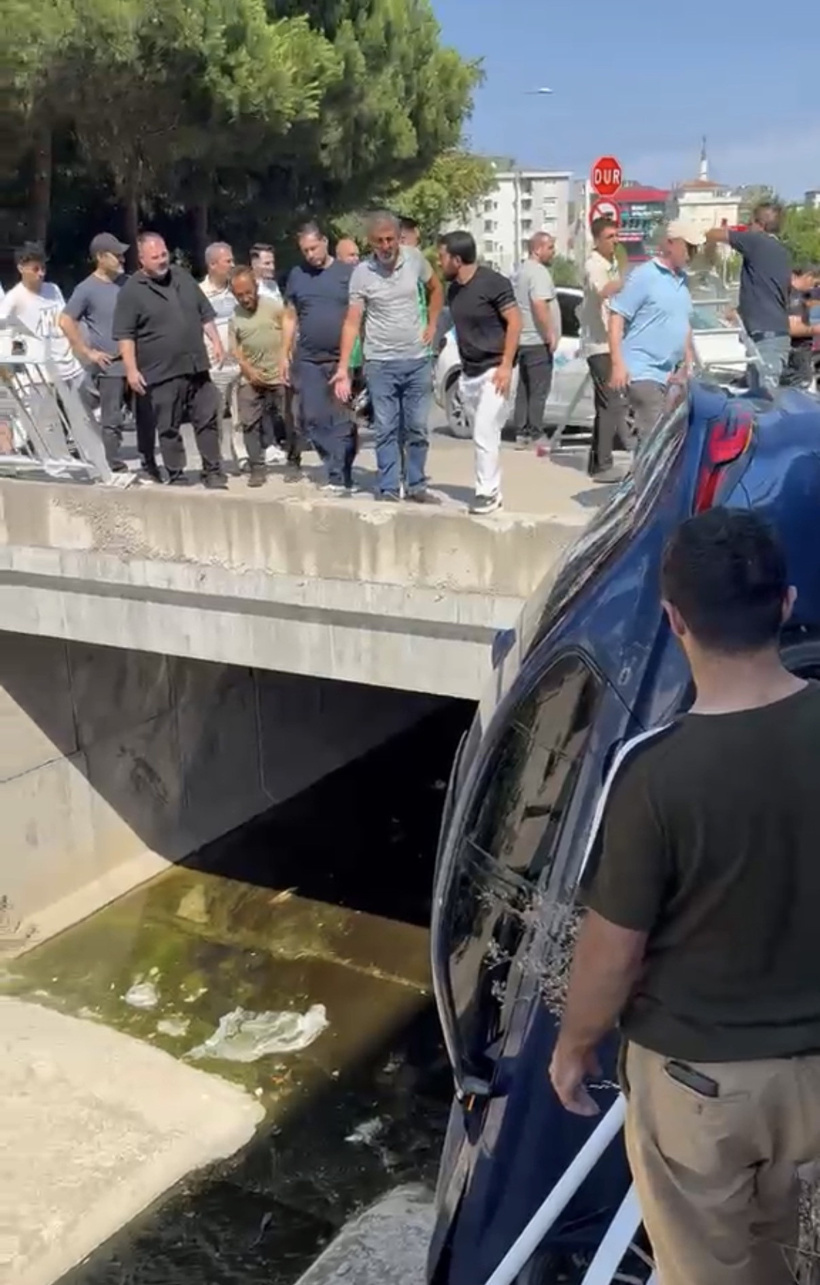 Bariyerleri parçalayıp dereye uçtu! Kaza kameraya yansıdı - Resim : 1