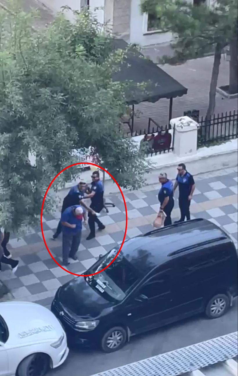 Zabıta engelli adamı dövdü! Önce tekme ve yumruk savurdu sonra su şişesiyle boynuna vurdu - Resim : 1