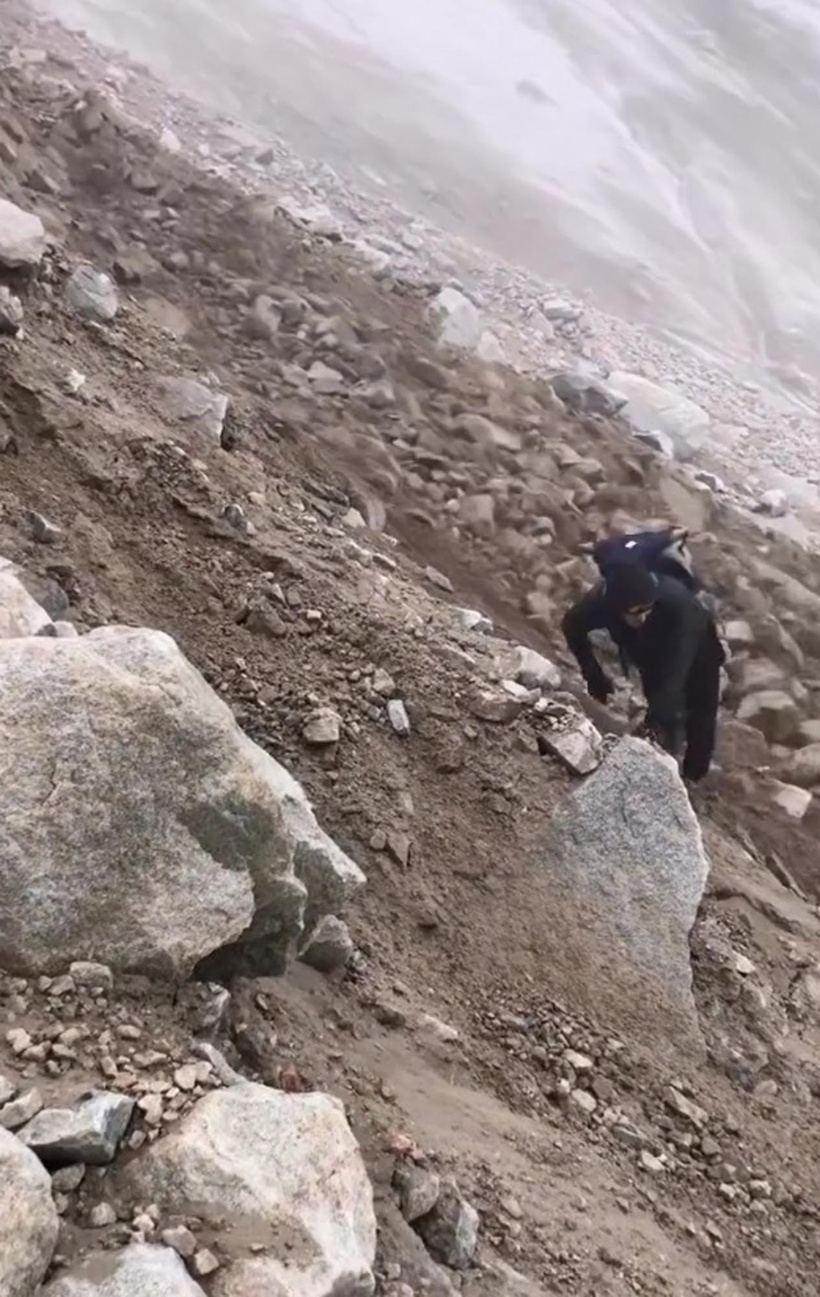Son dakika | Ağrı Dağı’nda heyelan: Dev kayaların altında kalmaktan son anda kurtuldular - Resim : 1