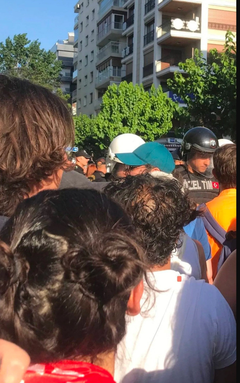 İzmir'de Onur Yürüyüşü'ne polis müdahalesi! Çok sayıda kişi gözaltına alındı - Resim : 2