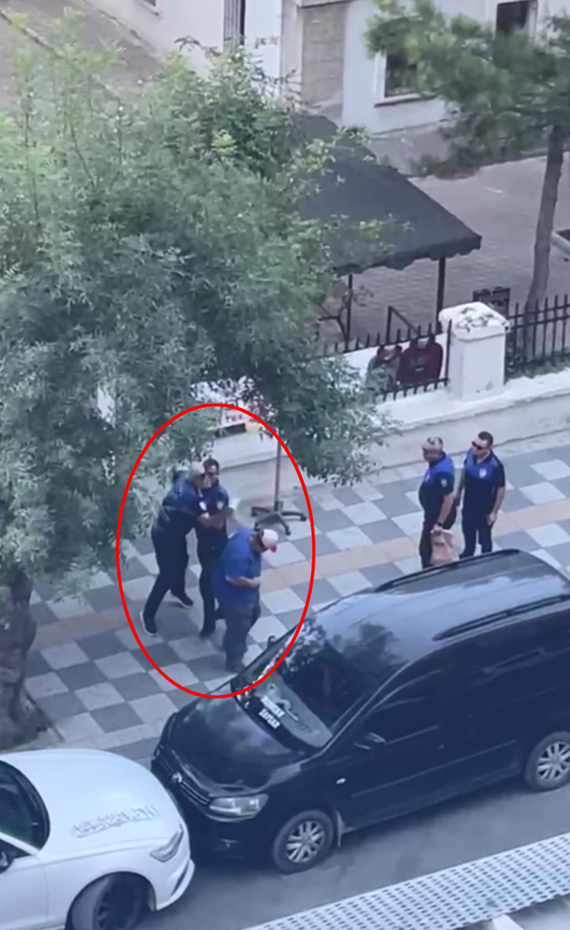 Zabıta engelli adamı dövdü! Önce tekme ve yumruk savurdu sonra su şişesiyle boynuna vurdu - Resim : 3