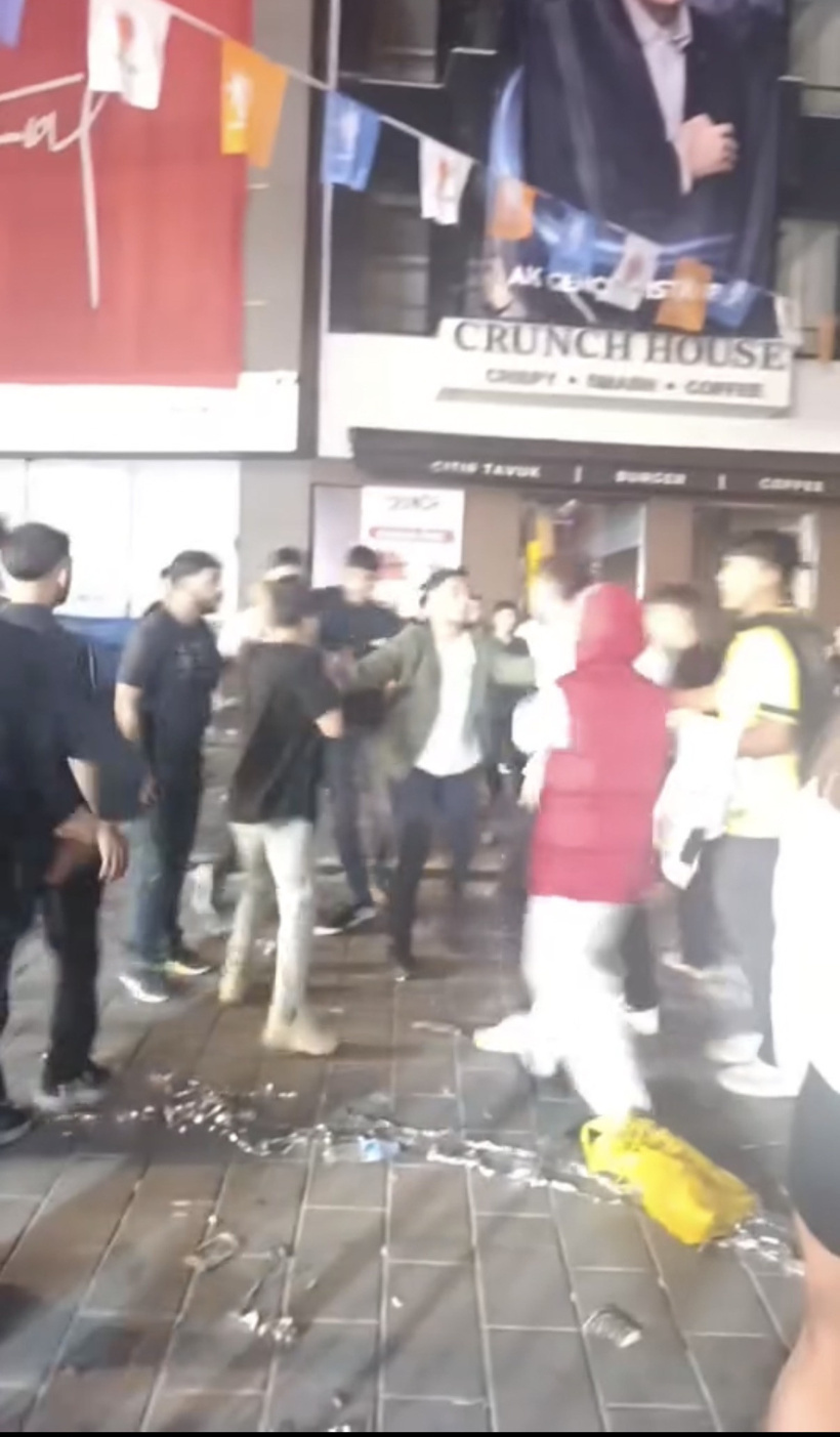Ünlü rapçinin konserinde ortalık bir anda karıştı! Beyoğlu’nda tekme ve yumruklar havada uçuştu - Resim : 7