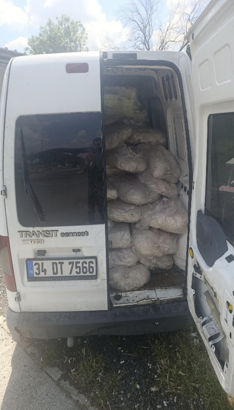 Yakalanmasaydı vatandaşa yedireceklerdi! Yüzlerce kilo bozuk et imha edildi - Resim : 1