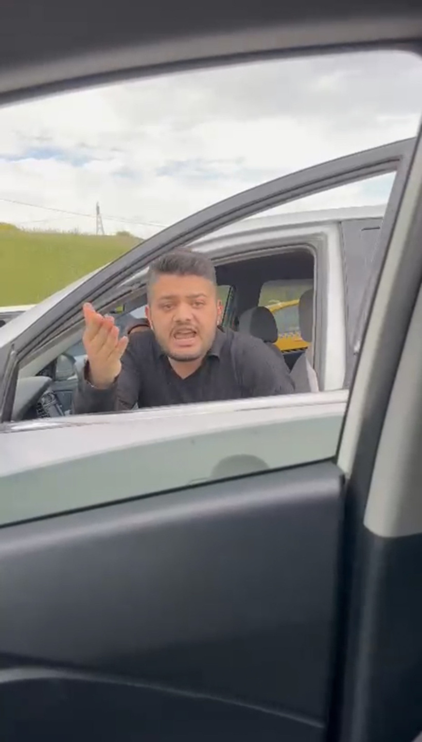 Otoyolun ortasında kadın sürücüye saldırı: Trafiği kesip üzerine yürüdü! - Resim : 1