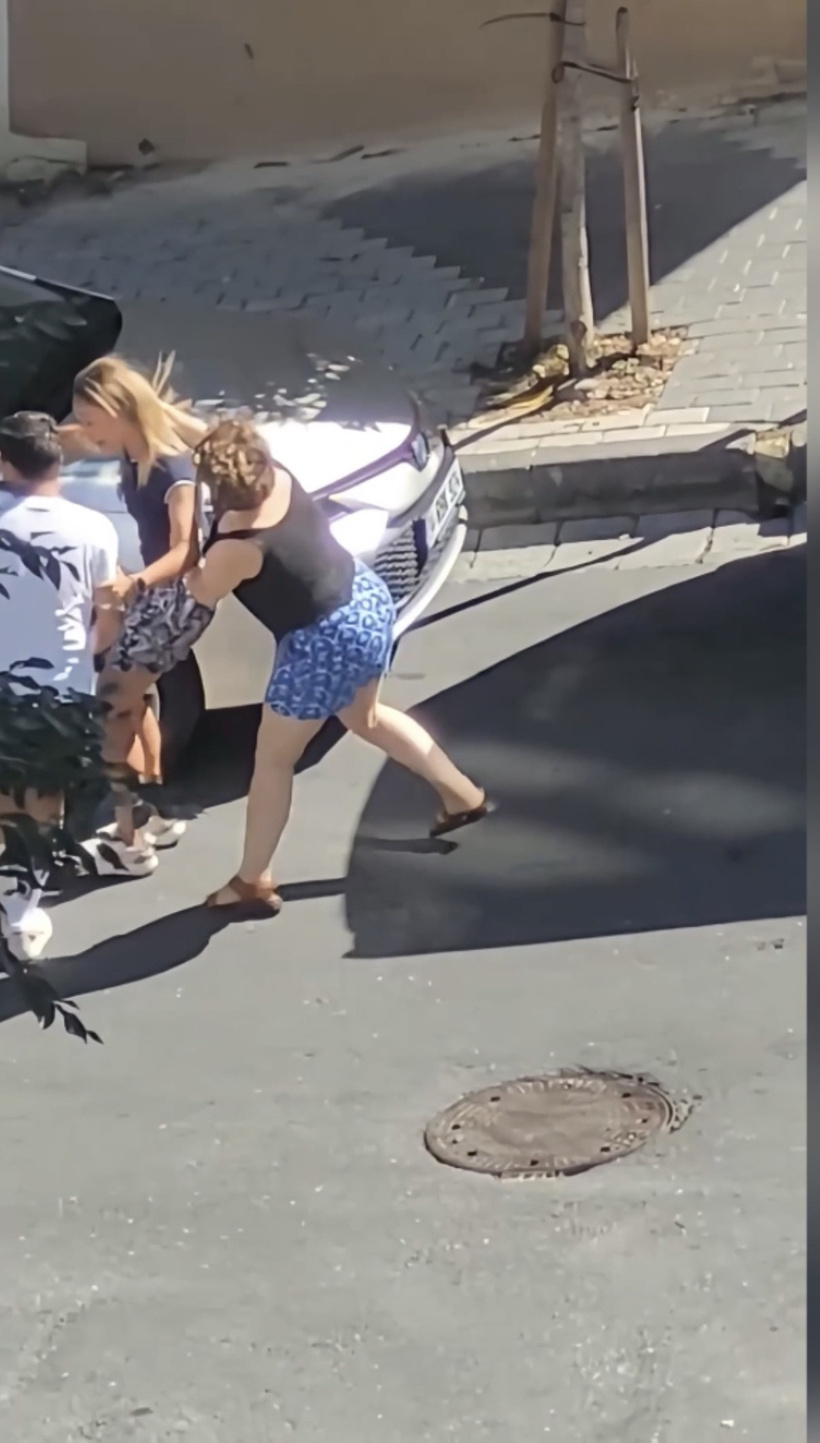 Gülbahar'ı karıştıran aile kavgası! Anne biri üvey biri öz evladıyla tekme tokat kavga etti - Resim : 4