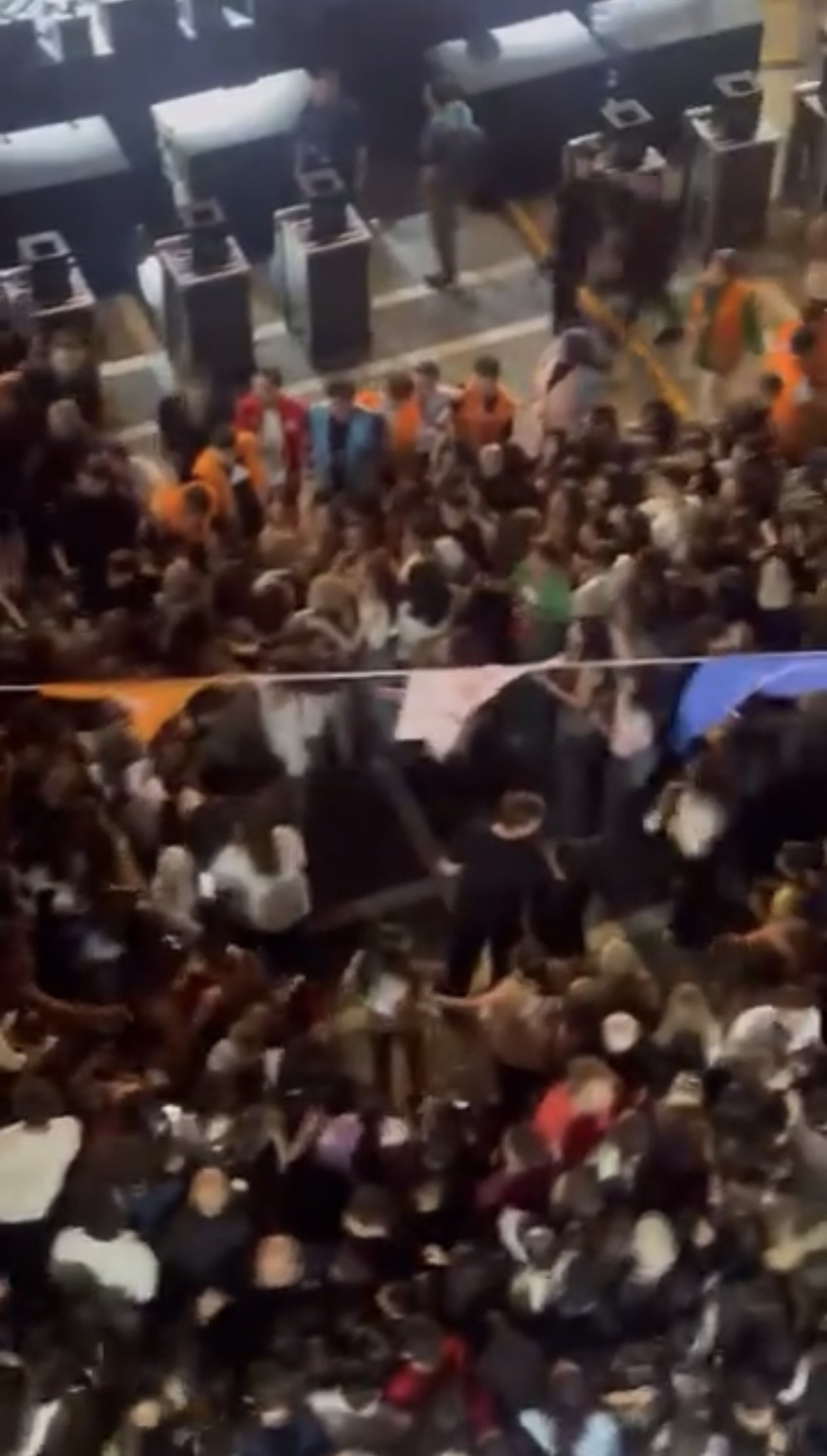 Ünlü rapçinin konserinde ortalık bir anda karıştı! Beyoğlu’nda tekme ve yumruklar havada uçuştu - Resim : 9