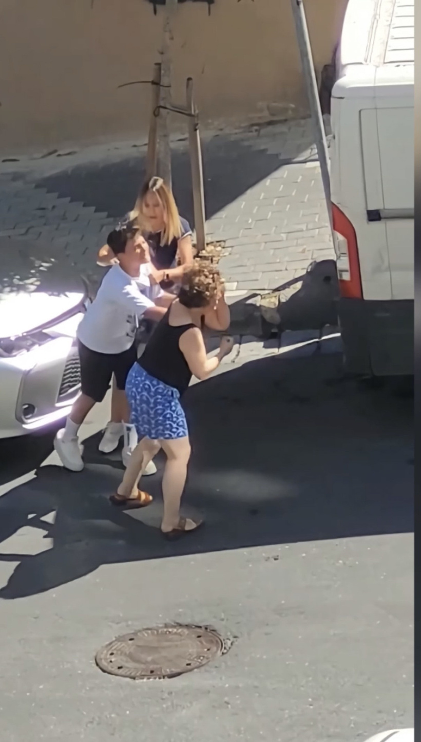 Gülbahar'ı karıştıran aile kavgası! Anne biri üvey biri öz evladıyla tekme tokat kavga etti - Resim : 5