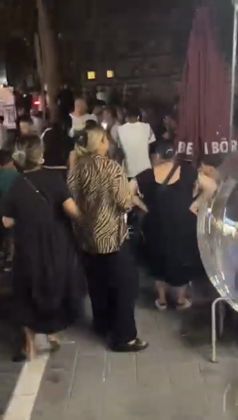 Ünlü rapçinin konserinde ortalık bir anda karıştı! Beyoğlu’nda tekme ve yumruklar havada uçuştu - Resim : 2