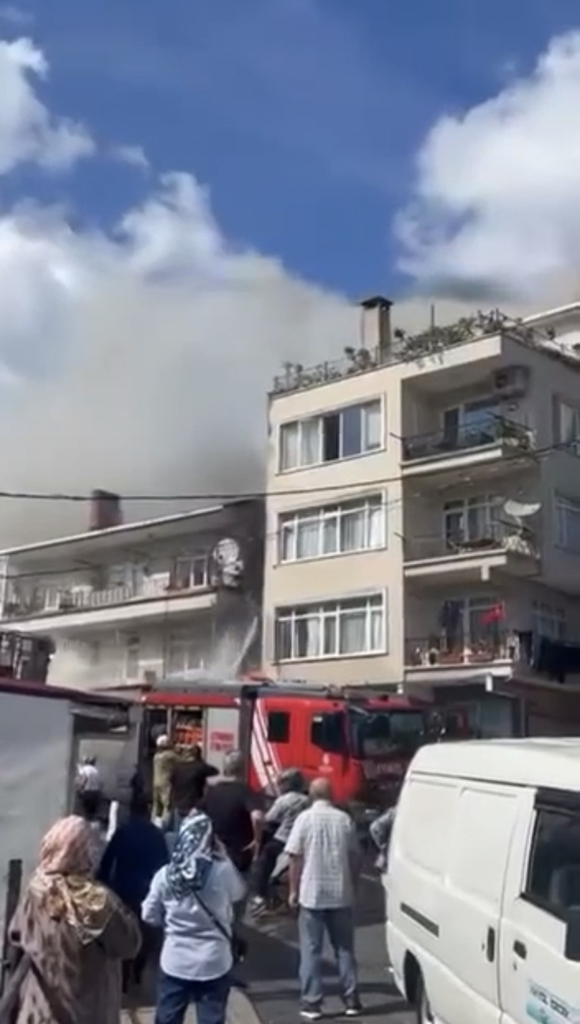 Sarıyer'de korkutan yangın! Çatıdan kopan parçalar minibüsün üzerine düştü - Resim : 3