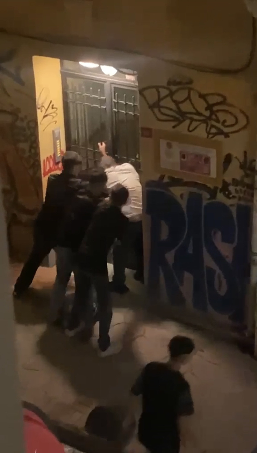 Yaşları 14-15 sabıkaları 21! Yoldan geçen adamı gasbeden 4 çocuk tutuklandı - Fotoğraf: 2