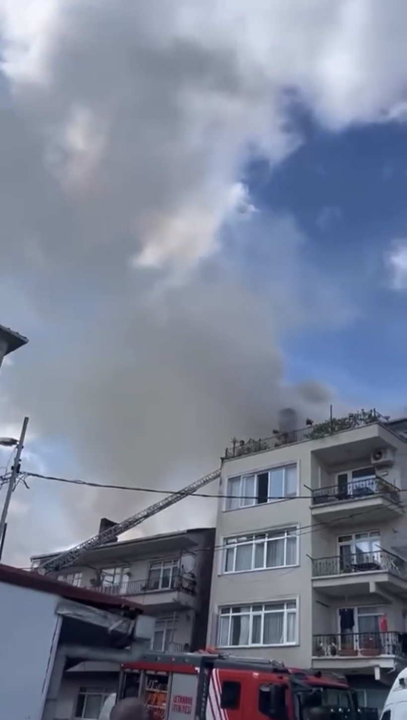 Sarıyer'de korkutan yangın! Çatıdan kopan parçalar minibüsün üzerine düştü - Resim : 1