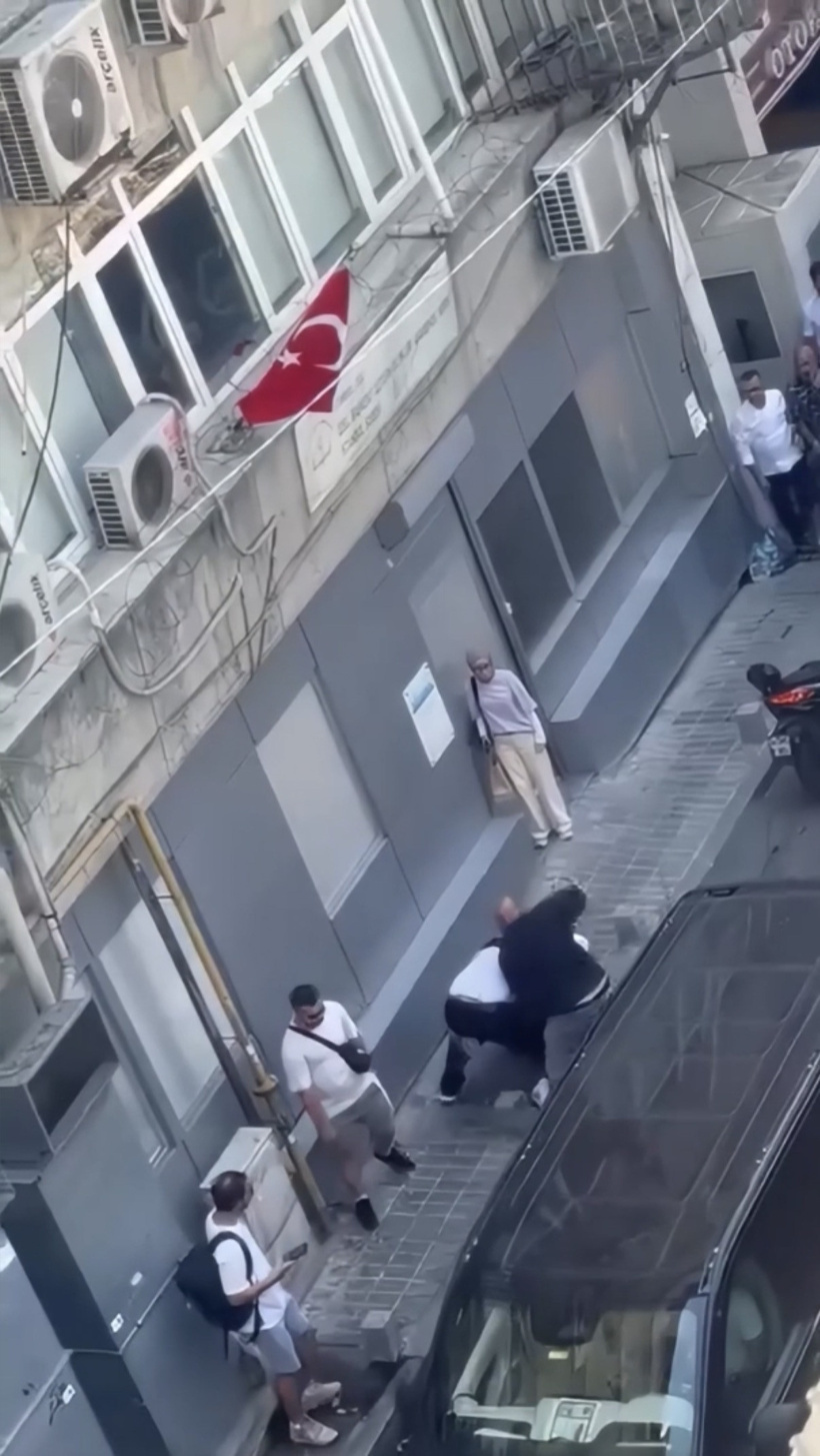 Yol verme kavgasında motosikletlinin ciğerini bıçakladılar - Resim : 1