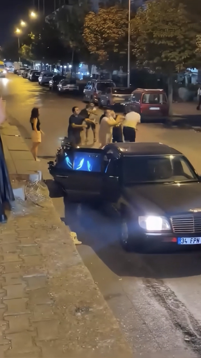 Trafikte sıkıştırma kavgasında ortalık karıştı! Tekme ve yumruklarla birbirlerine girdiler - Resim : 1