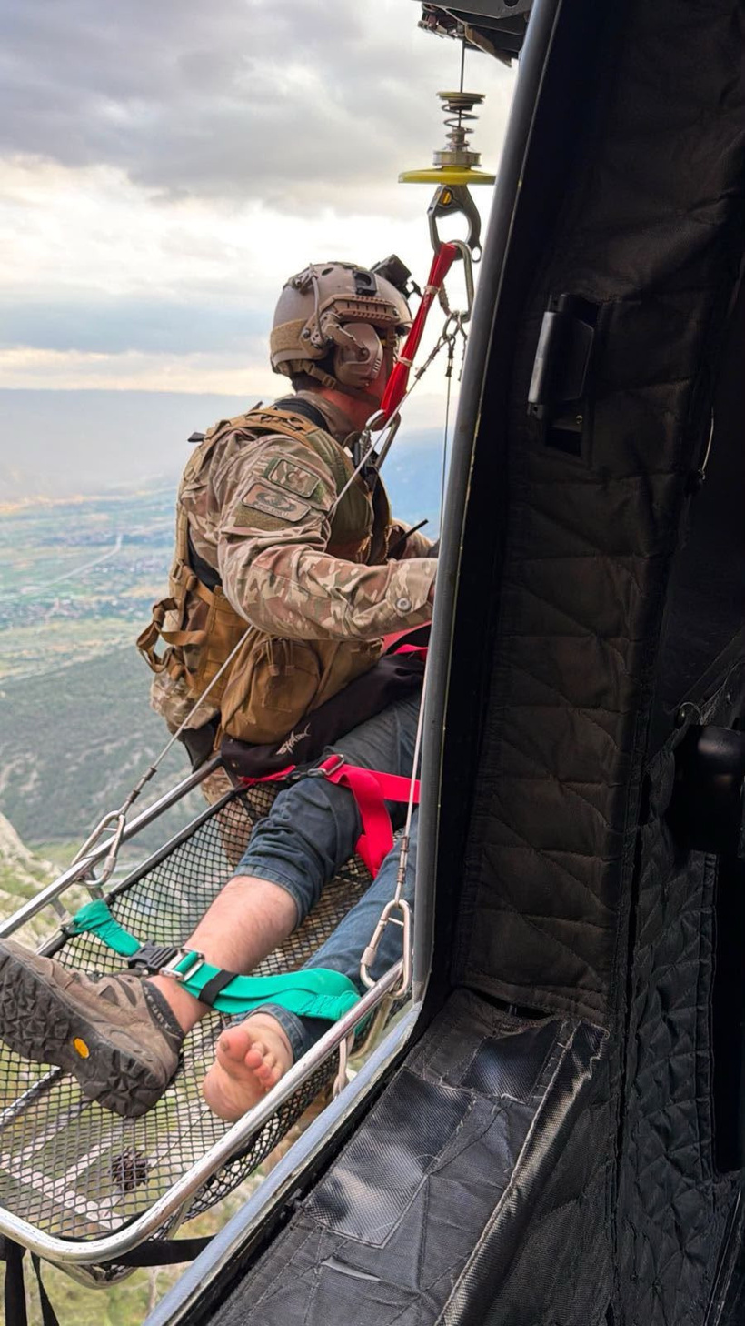 Dağ yürüyüşünde yaralı halde mahsur kaldı: Askeri helikopterle kurtarıldı - Resim : 1
