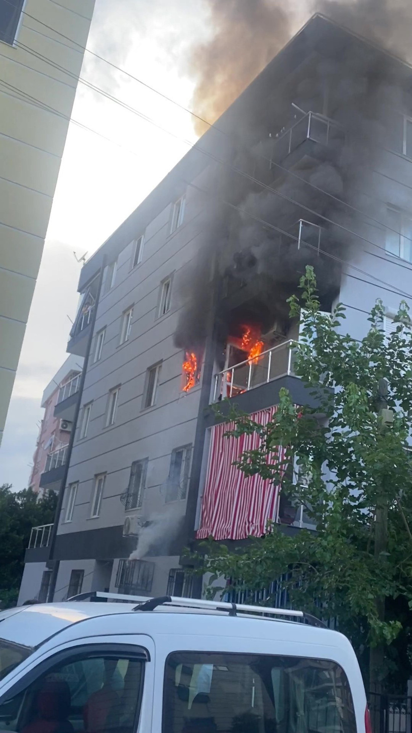 Apartmanda yangın paniği: Ekipler alevler içinde kalanlar için seferber oldu - Resim : 3