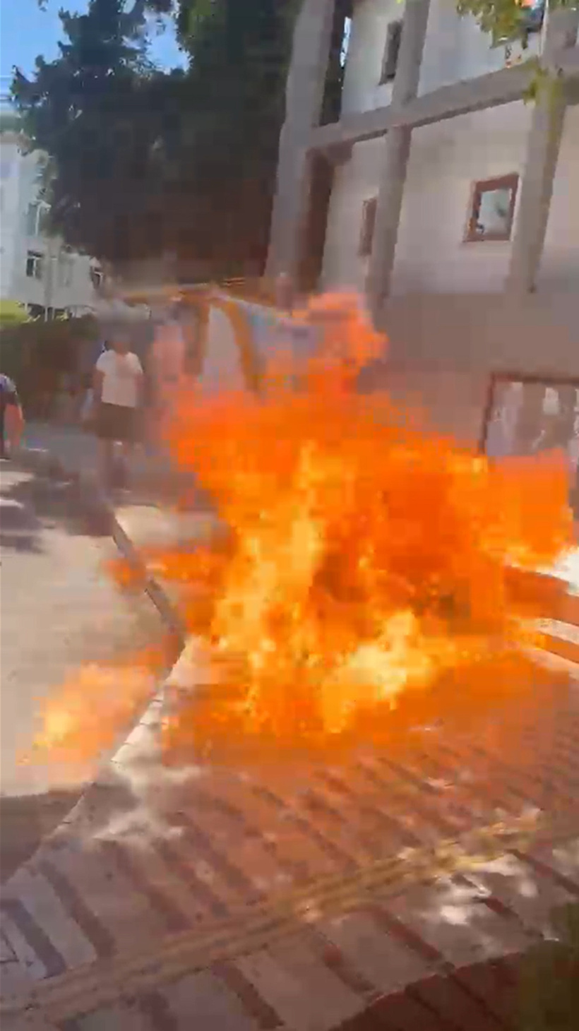840 bin liralık cezayı protesto etti! Ses sistemini belediye önünde benzinle yaktı - Resim : 2