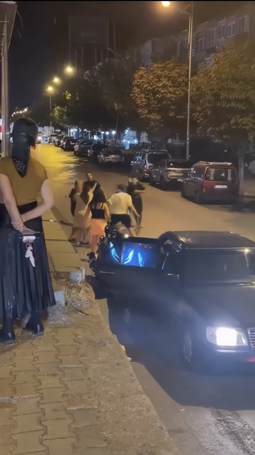 Trafikte sıkıştırma kavgasında ortalık karıştı! Tekme ve yumruklarla birbirlerine girdiler - Resim : 5
