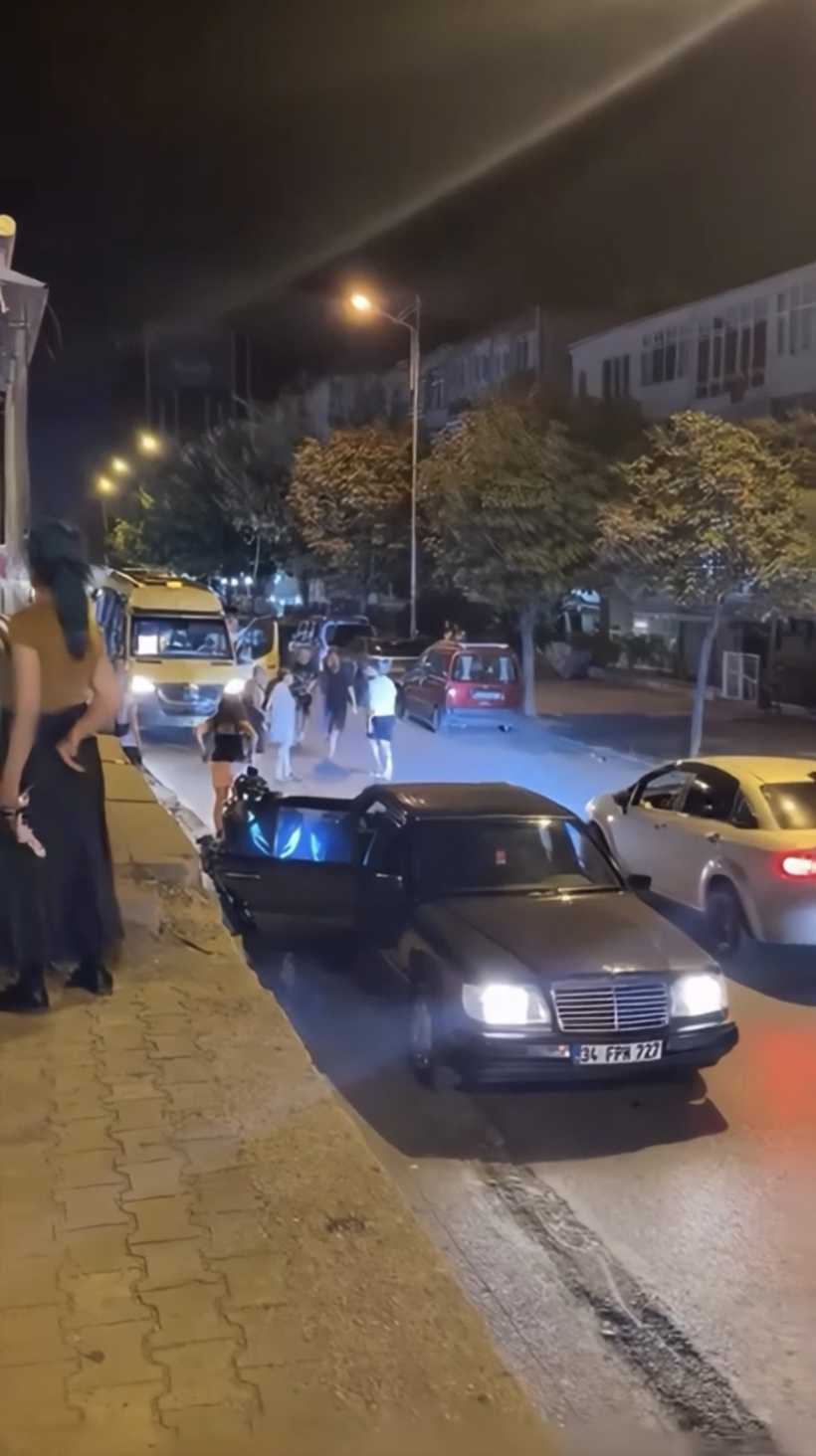 Trafikte sıkıştırma kavgasında ortalık karıştı! Tekme ve yumruklarla birbirlerine girdiler - Resim : 4