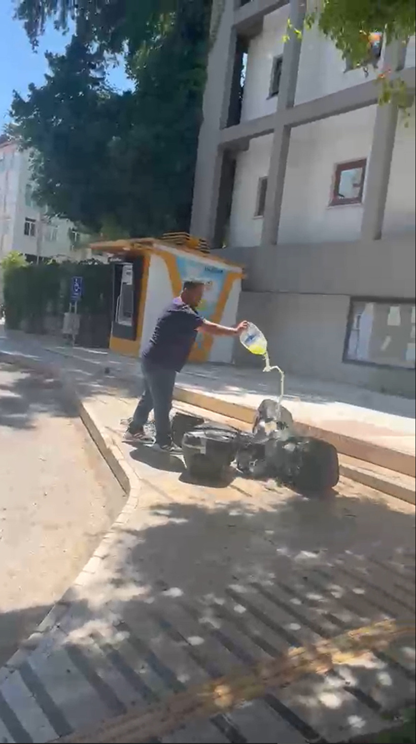 840 bin liralık cezayı protesto etti! Ses sistemini belediye önünde benzinle yaktı - Resim : 1