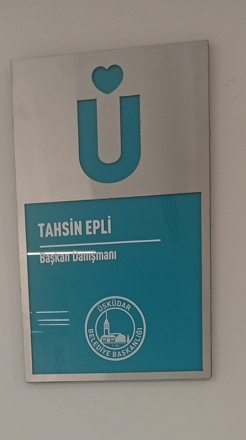 Üsküdar'da AKP'ye geçen CHP üyeleri ödüllerini olmayan başkan makamıyla aldı - Resim : 4