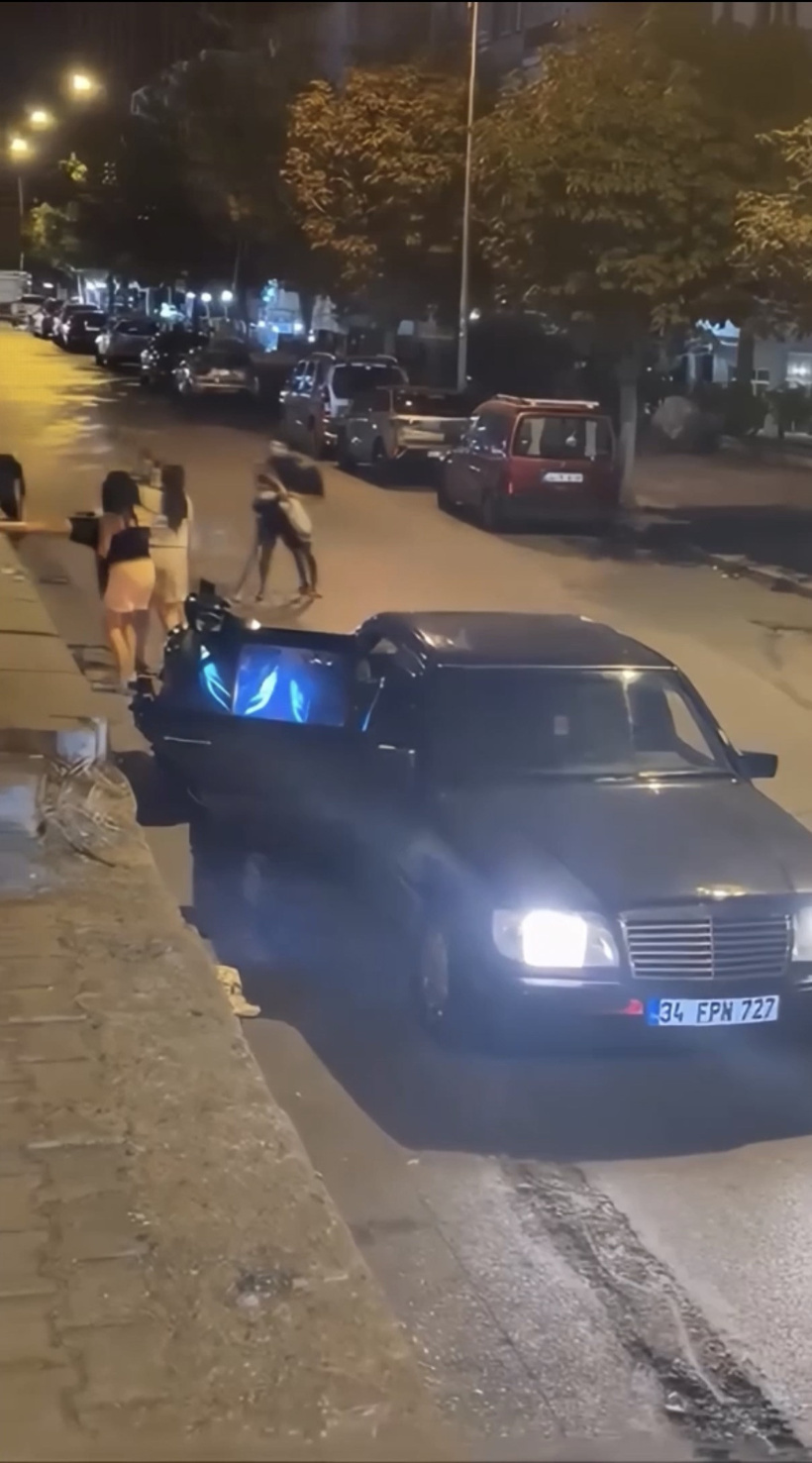 Trafikte sıkıştırma kavgasında ortalık karıştı! Tekme ve yumruklarla birbirlerine girdiler - Resim : 3