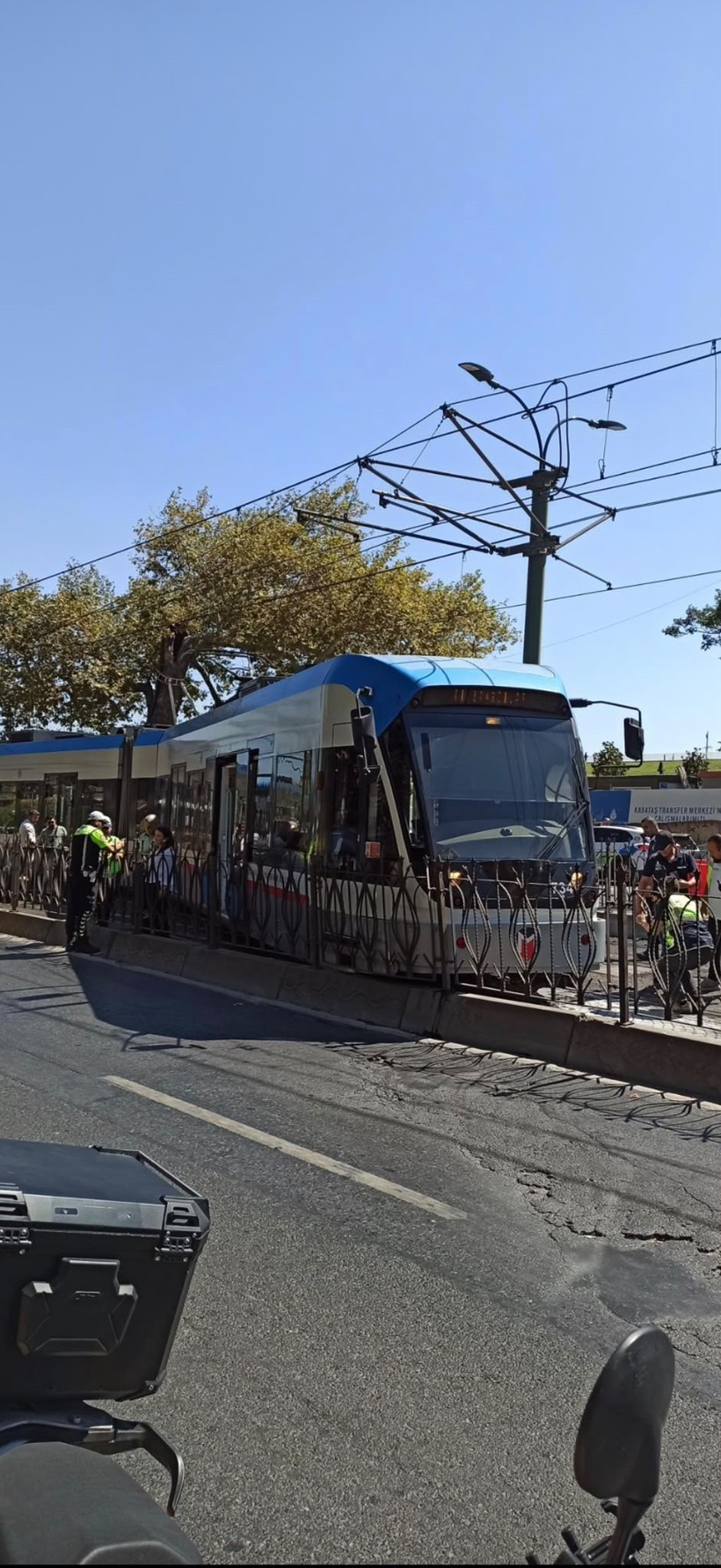 Son dakika | İstanbul'da tramvay raydan çıktı: Yolcular tahliye edildi - Resim : 2