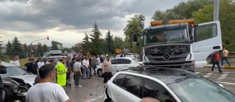 Erzurum’da 10 araç birbirine girdi: Hafriyat kamyonu kırmızı ışıkta bekleyen araçlara çarptı - Resim : 1